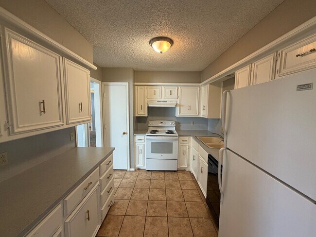 Building Photo - Home Located In Shadow Hills & Frenship School District!