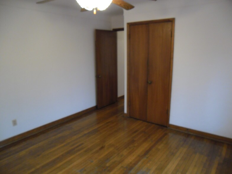1st bedroom - 708 W Bancroft St