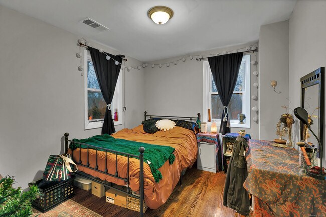 Building Photo - 138 Naubuc Ave