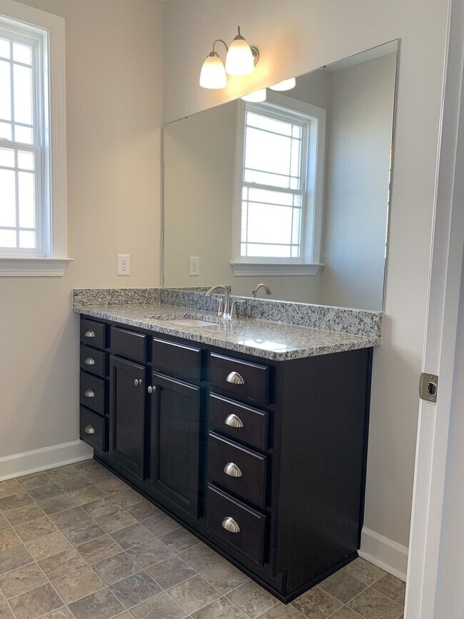 Building Photo - 4 Bed, 3 Bath Home w/ 2 Car Garage and Fen...