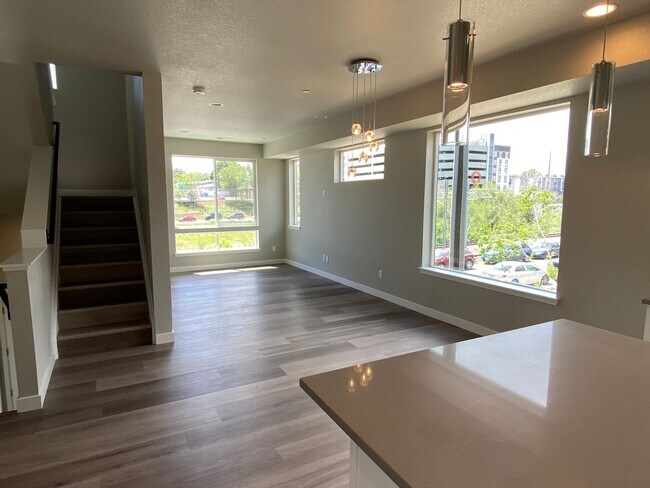 Building Photo - Beautiful End Unit at Overlook Station