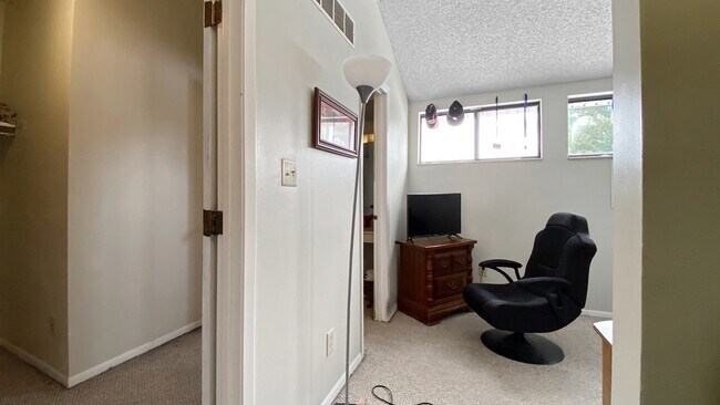 Building Photo - 2105 Melrose Dr