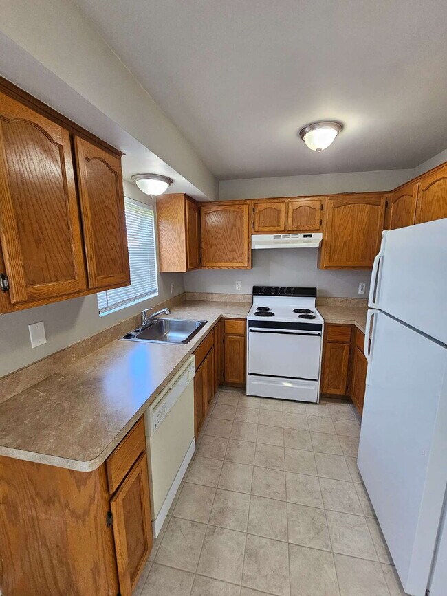 Building Photo - 1st Floor Condo w/ Large Living Room "New Carpet" "Freshly Painted" w/ Eat In Kitchen and All App...