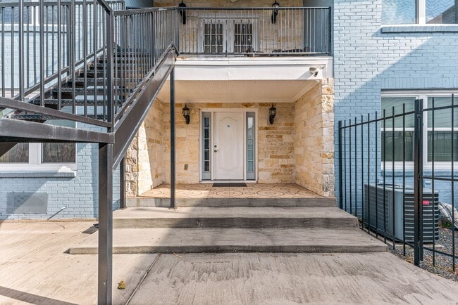 Building Photo - 2116 Live Oak St