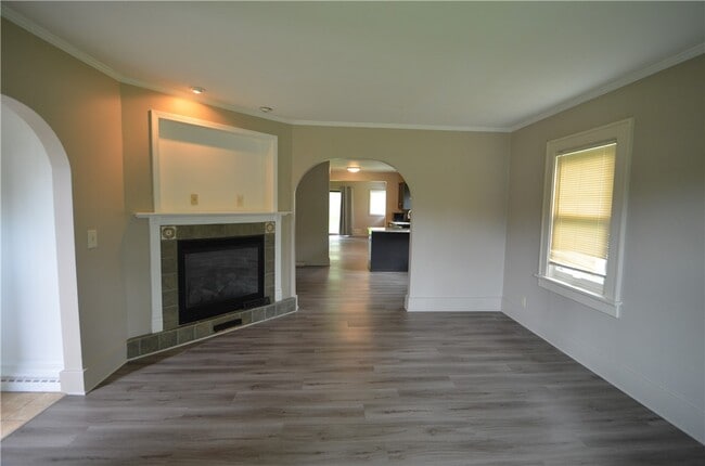 Building Photo - 872 Thomas Ave