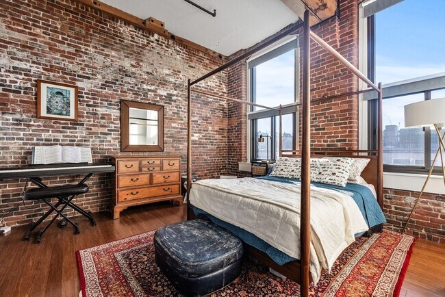 Building Photo - 320 W 2nd St