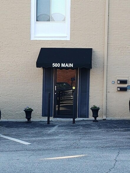 Building Photo - 500 Main St