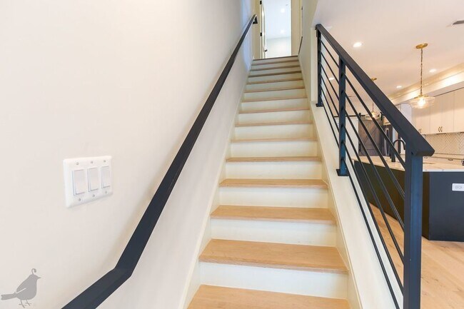 Building Photo - Modern 4 Bedroom Penthouse in Nest to Unio...