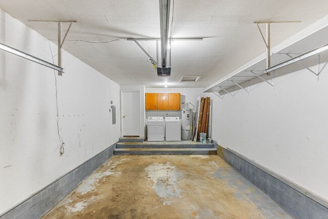 Building Photo - 524 NE Dallas Dr