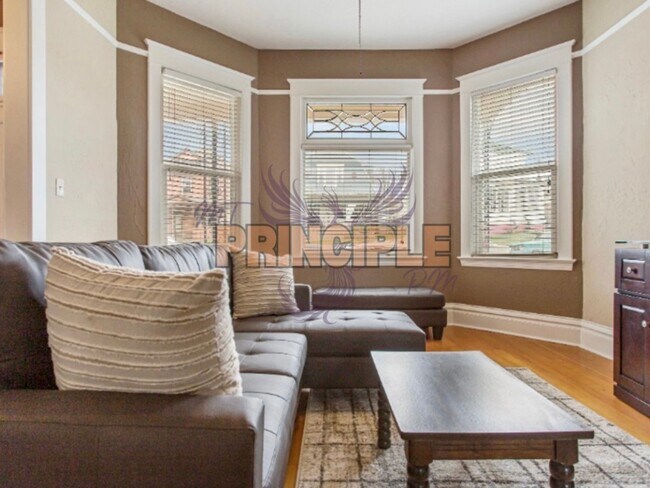 Building Photo - 820-822 W Silver