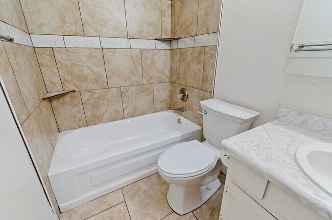 Building Photo - Centrally located 1 bedroom, 1 bath with bonus Den in a duplex, SW side of Swan & Grant.