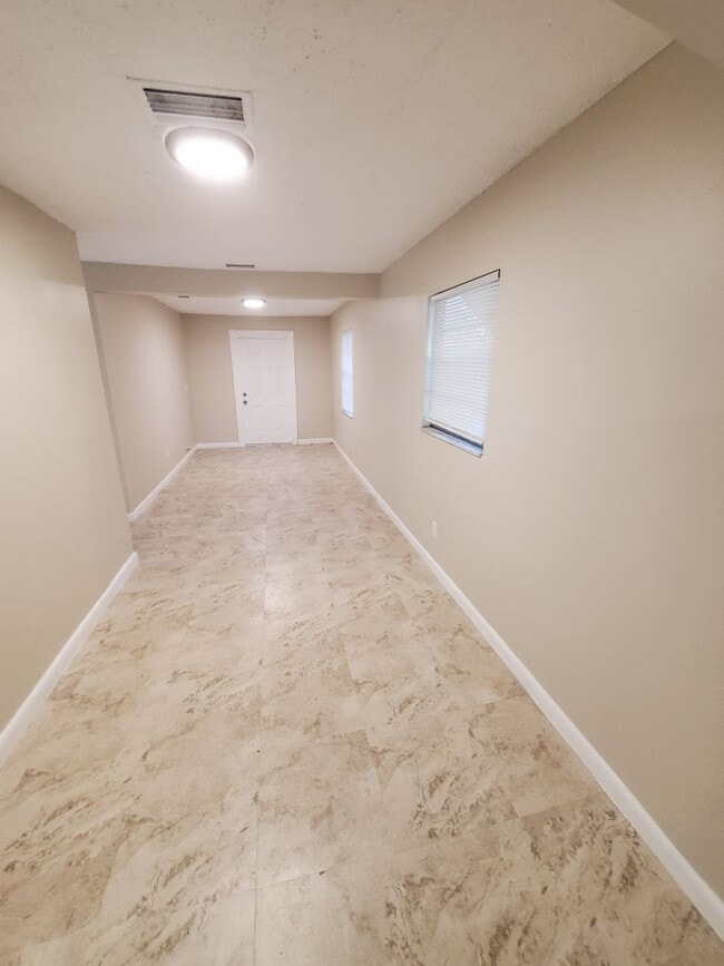 Building Photo - Cute & Cozy 2 Bedroom Cottage in Tampa $1550 Move in July 1 2026