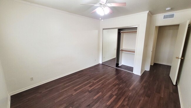 Building Photo - Downstairs 2 Bed 1 Bath with Carport and O...