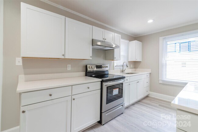 Building Photo - 2336 Barry St