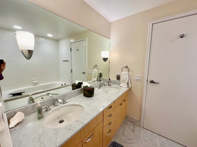 Building Photo - 654 Front St