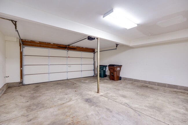 Building Photo - 652 Hidden Valley Ct