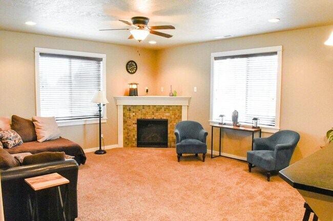 Building Photo - Spacious 5 Bed/2.5 Bath Single Family Home...