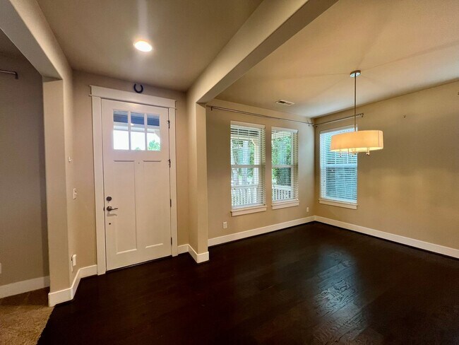 Building Photo - Large 5 Bedroom Home in Tumwater
