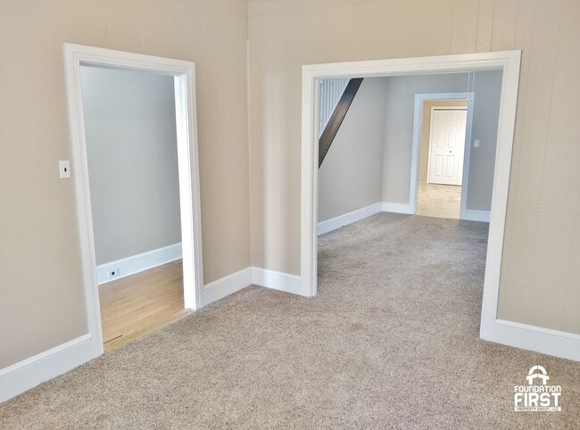 Building Photo - 5 Bed / 2 Bath Single Family Duplex