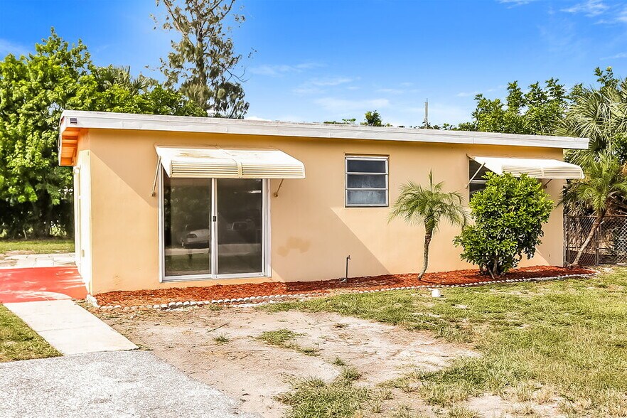 Building Photo - 5641 Honeysuckle Dr