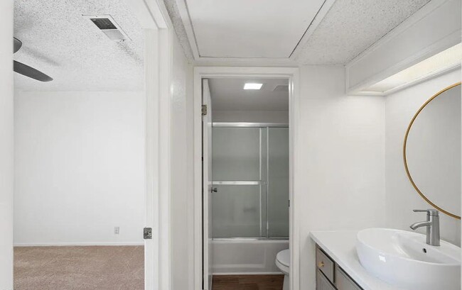 Building Photo - 137 N Oak Knoll Ave