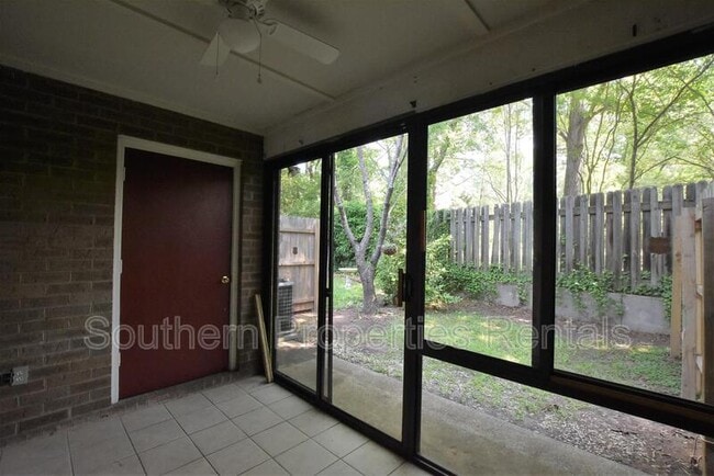 Building Photo - 400 N Steele St