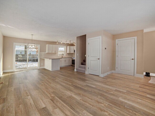 Building Photo - 556/558 Quarterline