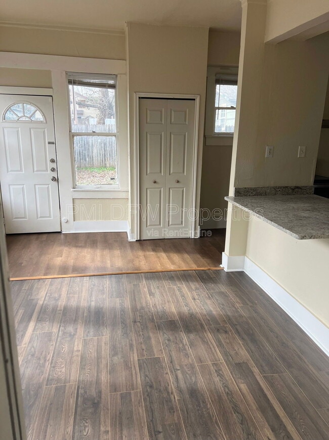 Building Photo - 219 S Montreal Ave