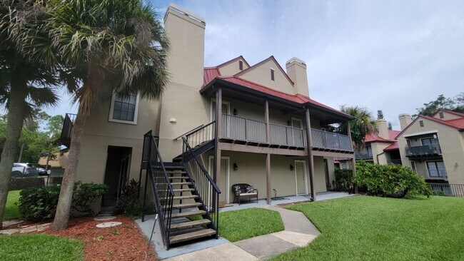 Building Photo - Gated, Updated 2 bedroom, 1 bath Condo in ...