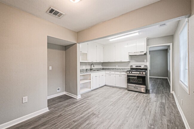 Building Photo - 1539 Pleasantville Dr