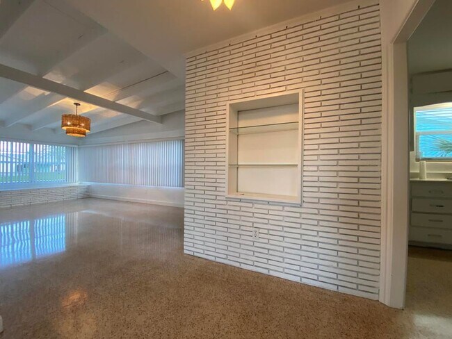 Building Photo - Beautiful 3/2 on Riverside Dr.
