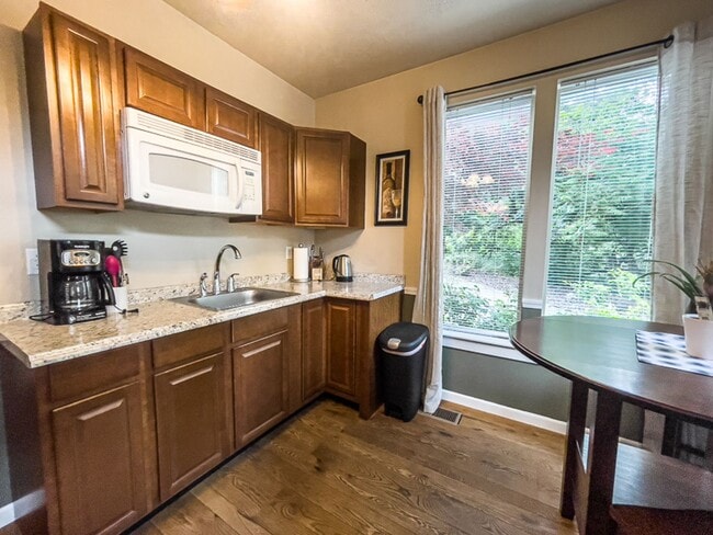 Building Photo - Jackson Creek Suite: Fully furnished charm...