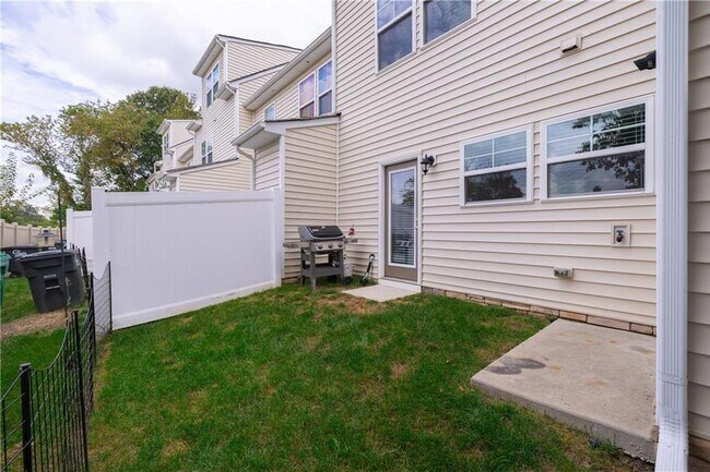 Building Photo - 8083 Rutland Village Dr