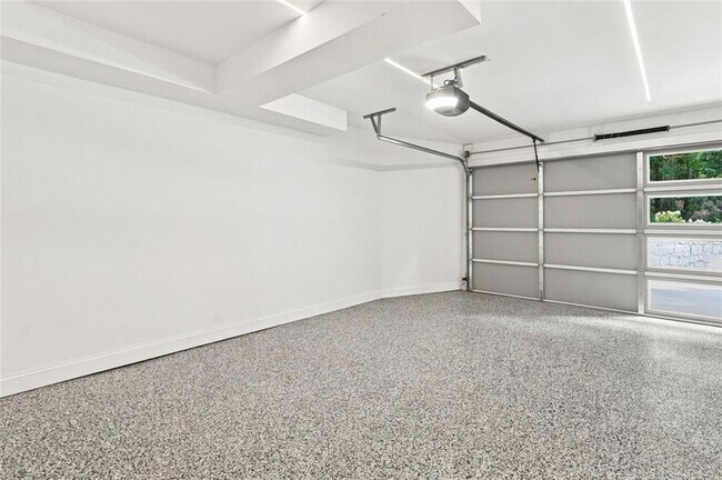 Building Photo - 4250 Carmain Dr NE