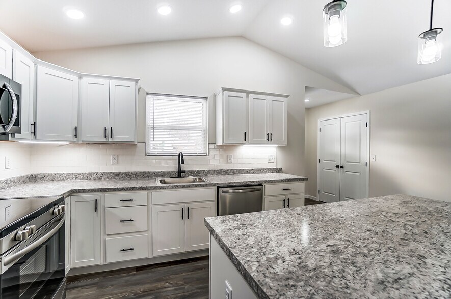 Building Photo - 1432 W Elm St