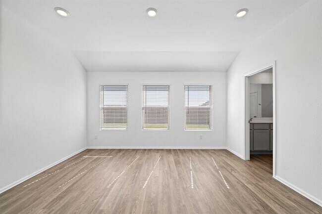 Building Photo - 5010 Lavaridge Dr