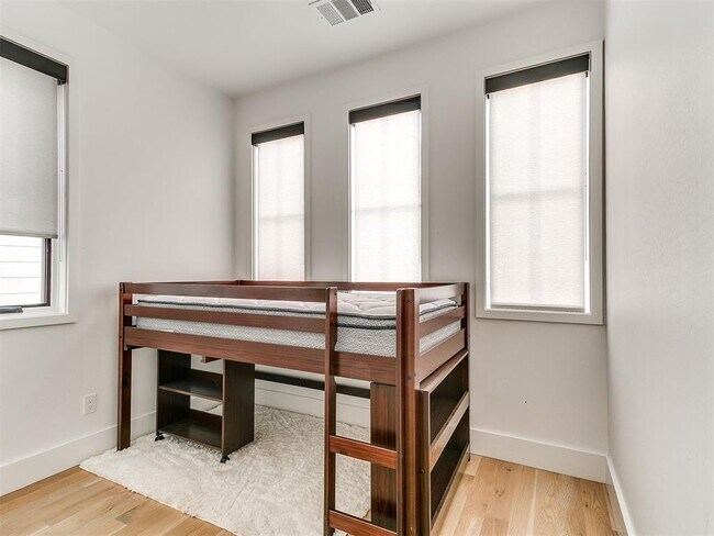 Building Photo - 920 Pedalers Ln