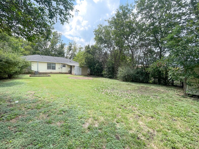 Building Photo - 1405 Guthrie Dr