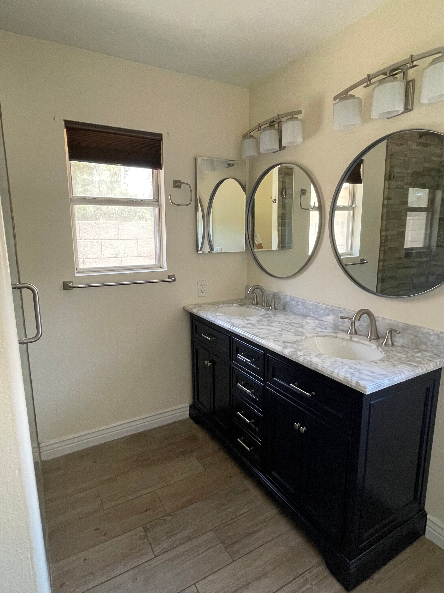 Primary suite's bathroom - 1220 W Butler Dr
