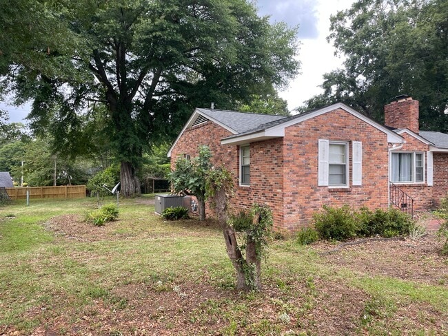 Building Photo - 3 Bed, 1.5 Bath Home