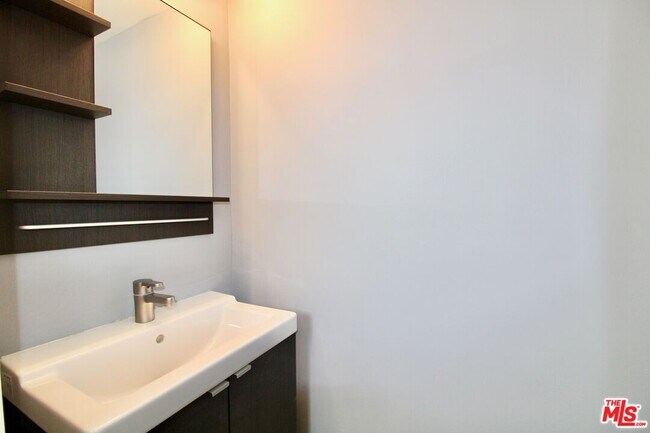 Building Photo - 7610 Kelvin Ave