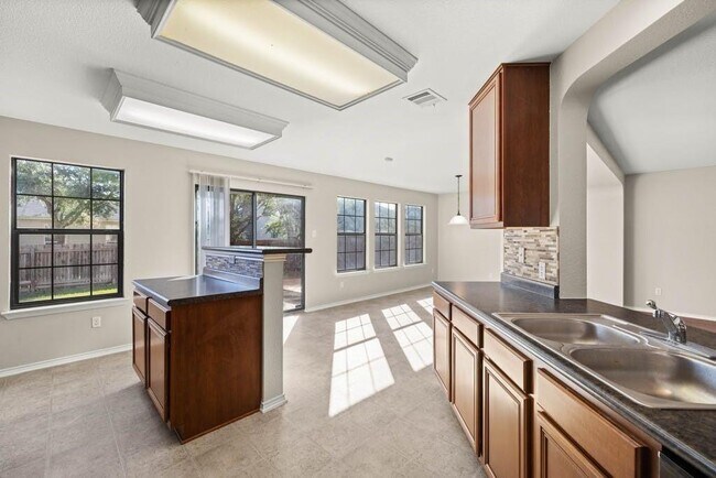 Building Photo - 204 Lauren Loop