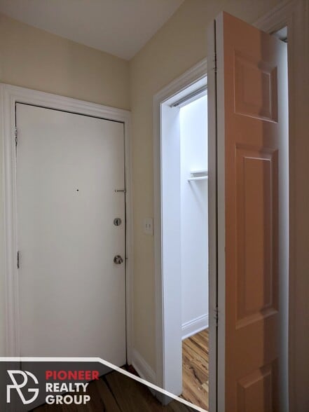 Building Photo - 546 W Wellington Ave