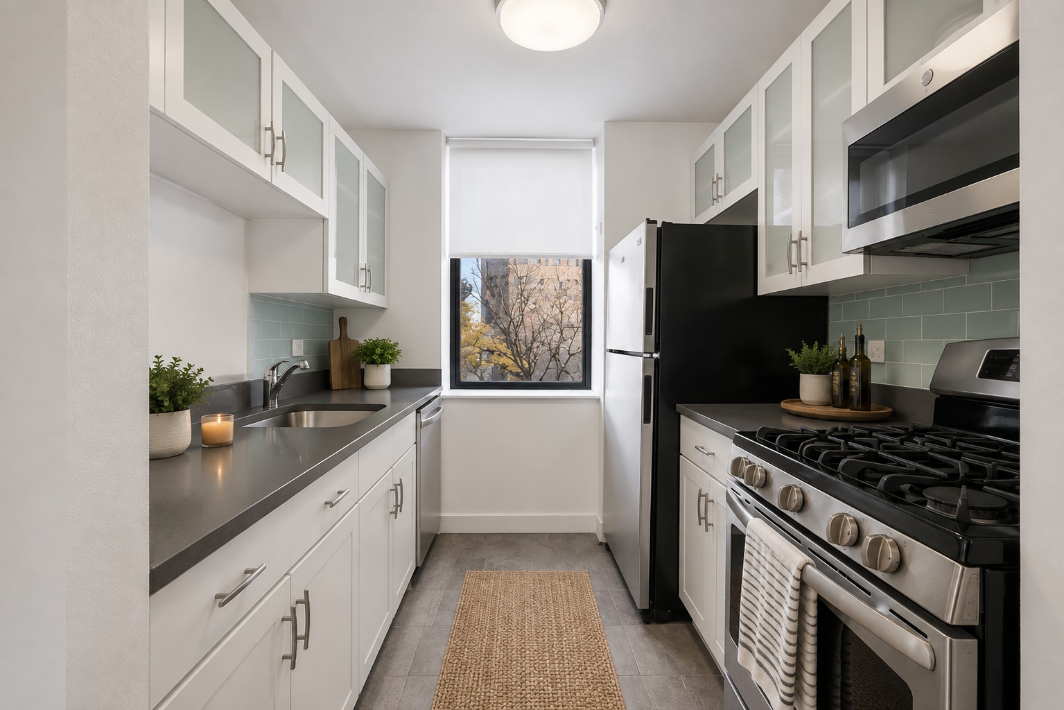 Building Photo - 302 W 98th St