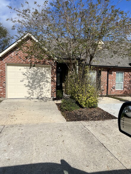 Single Car Garage - 37140 Woodgate Ave