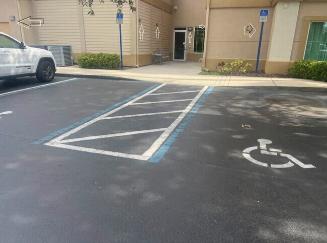 Building Photo - 8303 Palm Pkwy