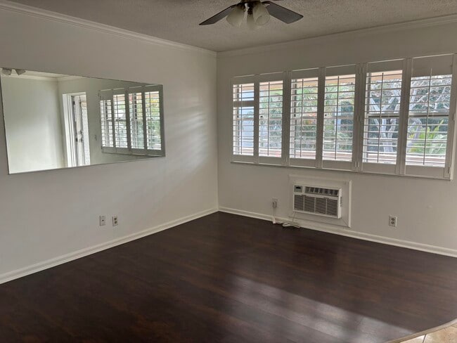 Building Photo - 106 Windsor E