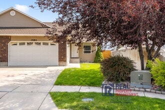 Building Photo - MOVE IN SPECIAL - 5 Bedroom 3.5 Bath Duple...