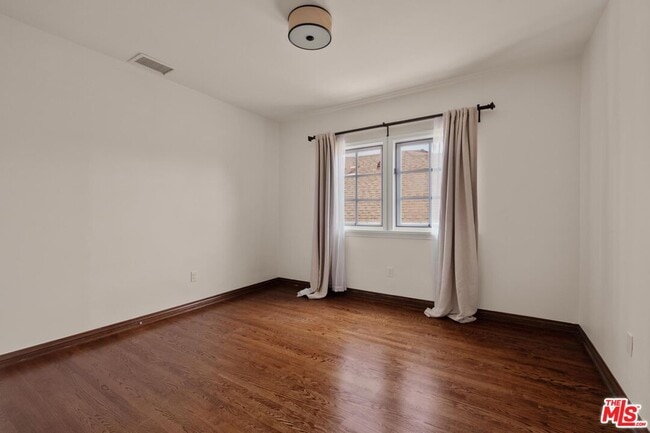 Building Photo - 10707 Wellworth Ave