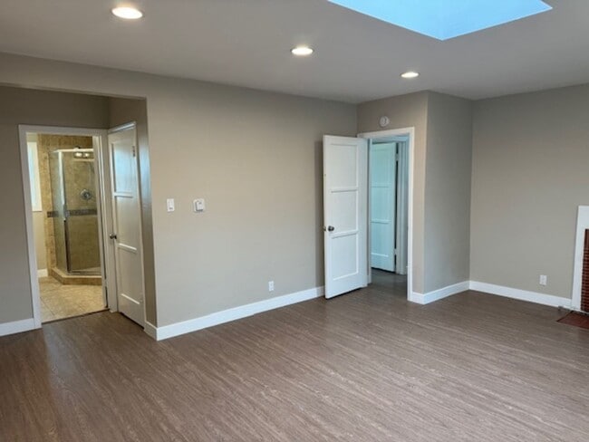 Building Photo - Newly Renovated 4 Bedroom 2 Bath home, wit...